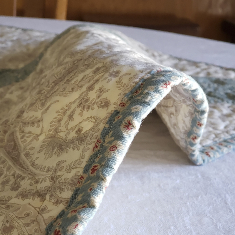 Fall leaf table quilt binding